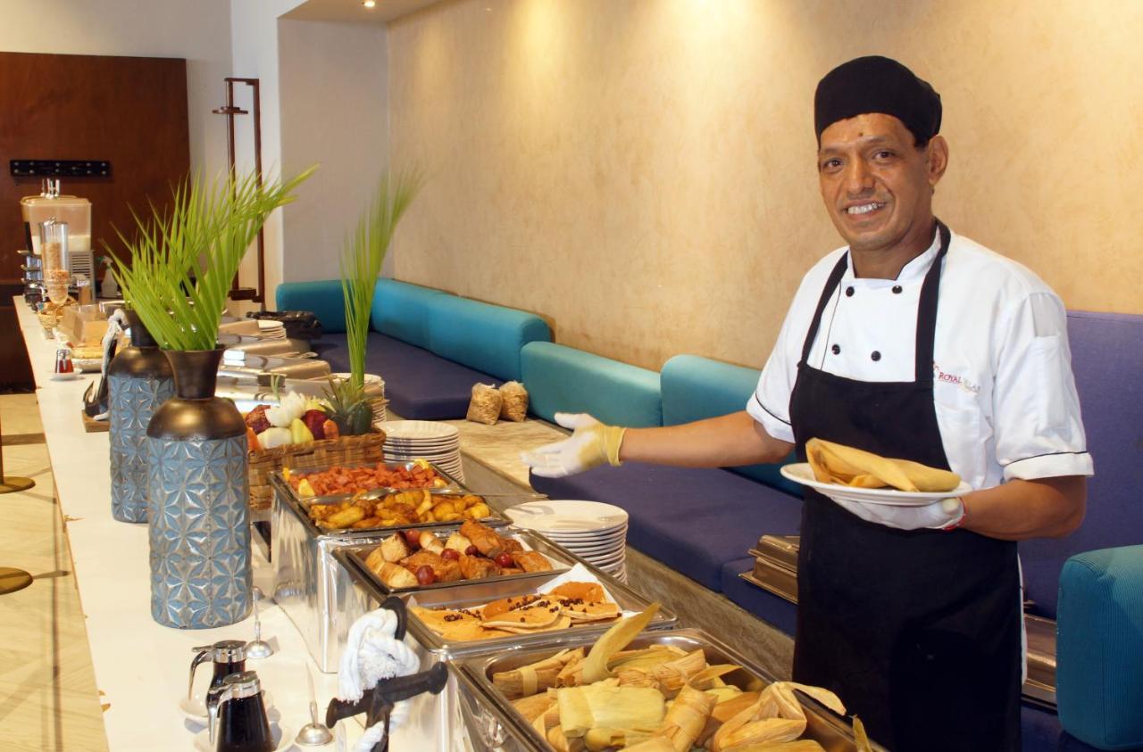 Royal Villas Resort Mazatlan Luaran gambar A chef at a buffet