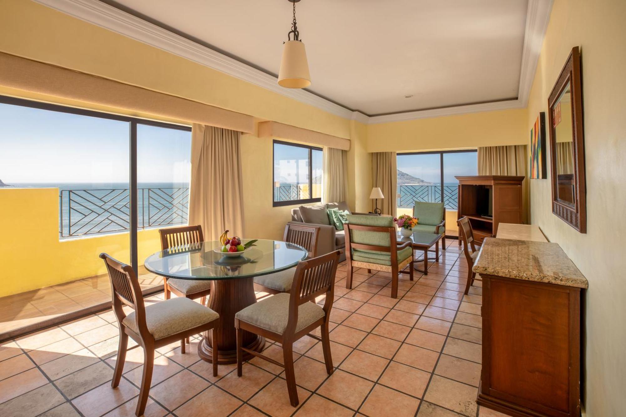 Royal Villas Resort Mazatlan Luaran gambar A suite at the Sheraton Vistana Resort