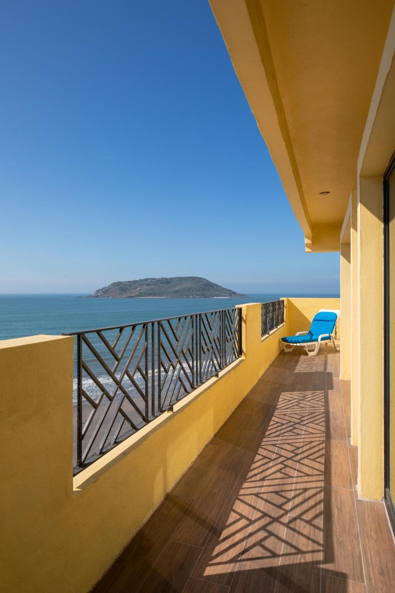 Royal Villas Resort Mazatlan Luaran gambar View of the island from the coast of Acapulco